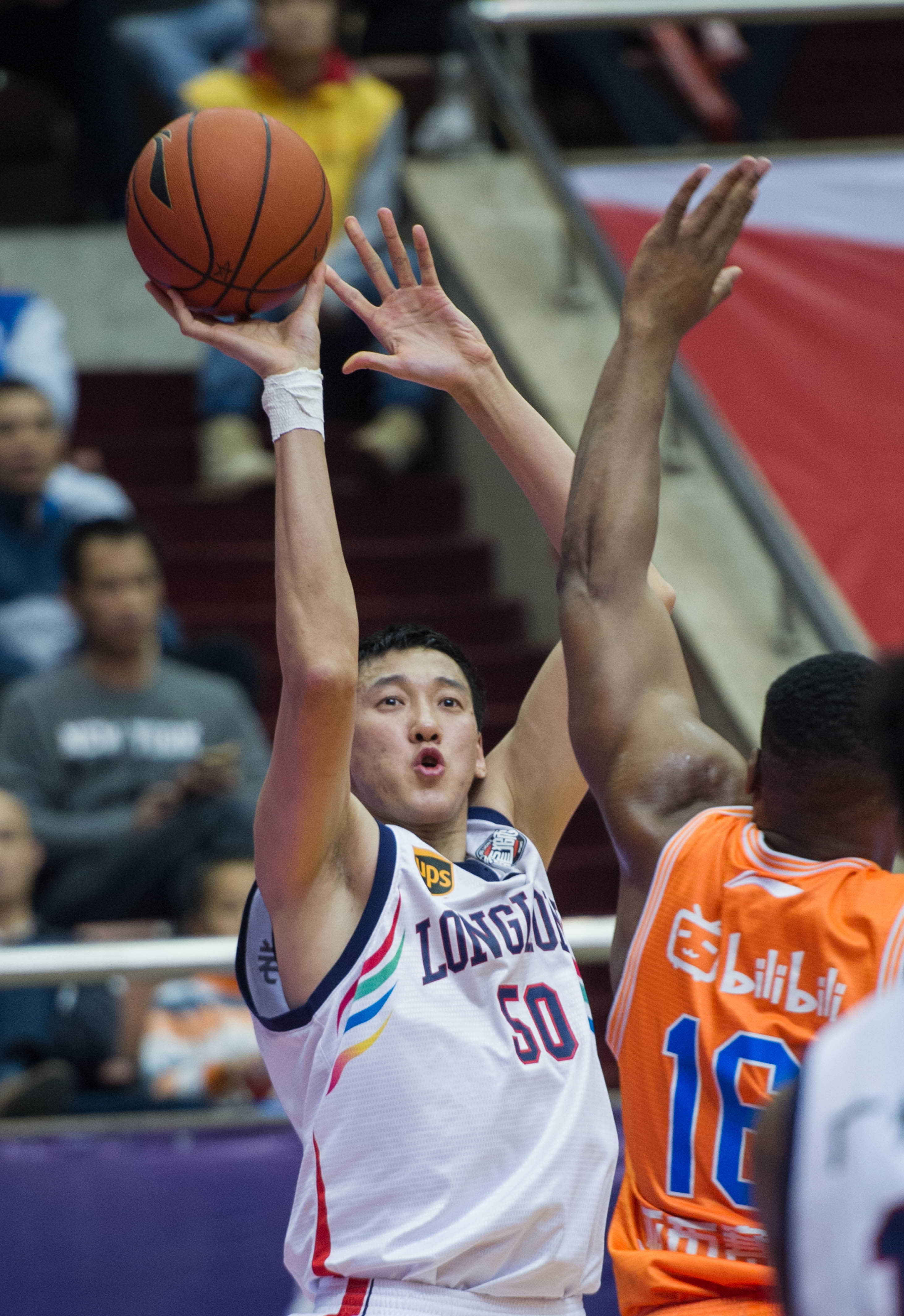 边后卫内收 边后卫内收